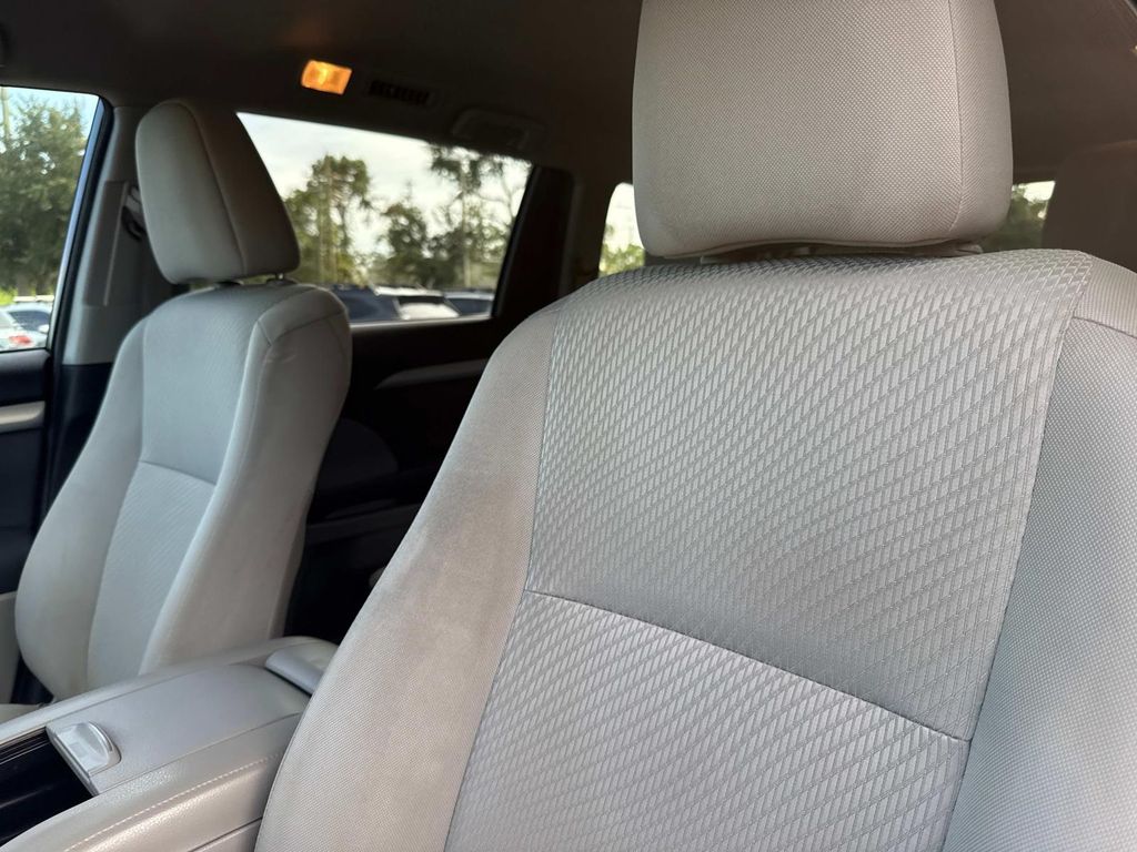 2017 Toyota Highlander LE photo 20