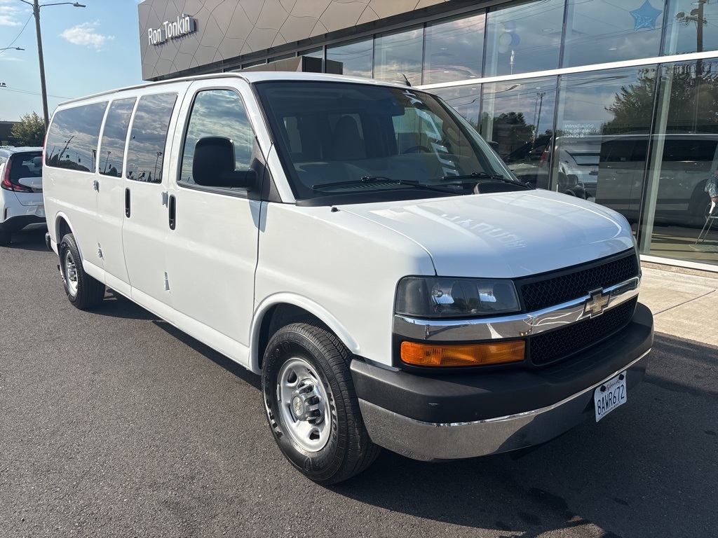 2016 Chevrolet Express 3500 Passenger Van photo 4