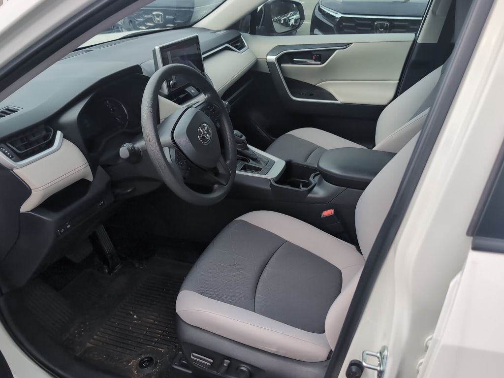 2023 Toyota RAV4 XLE photo 9