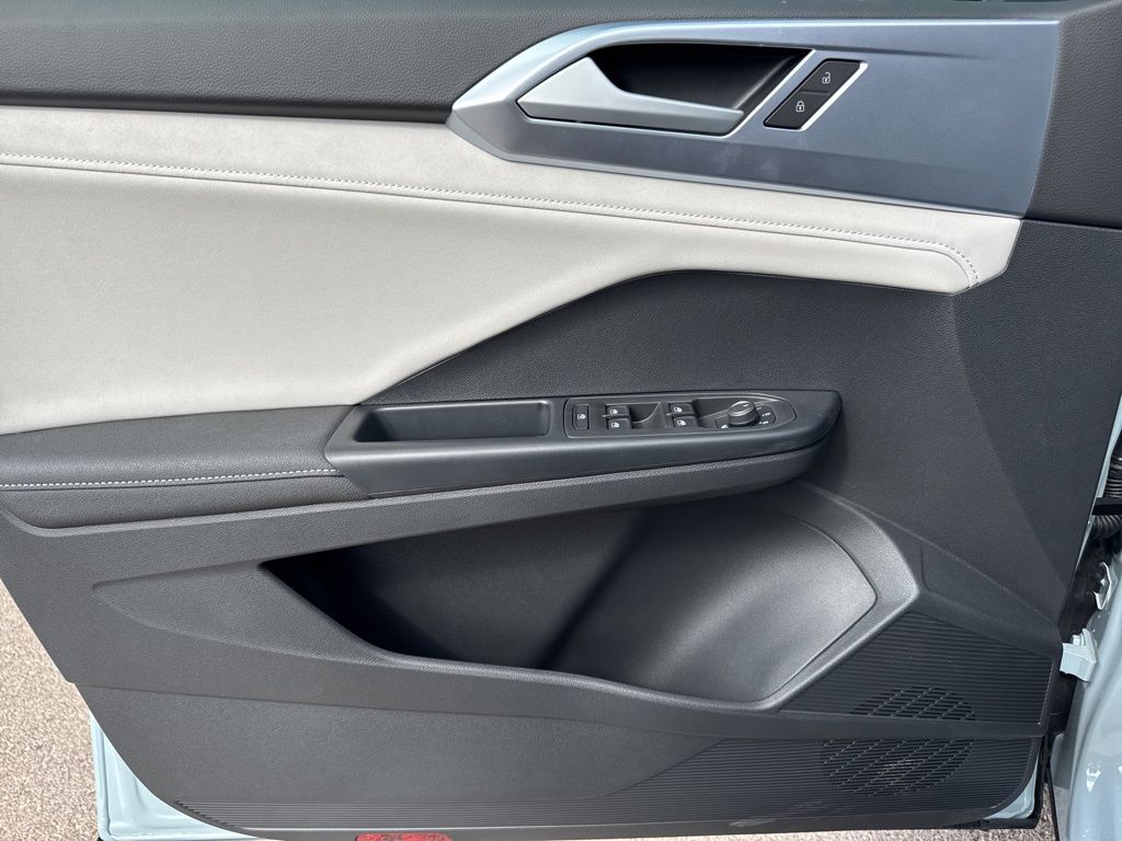 2025 Volkswagen Taos SE photo 15