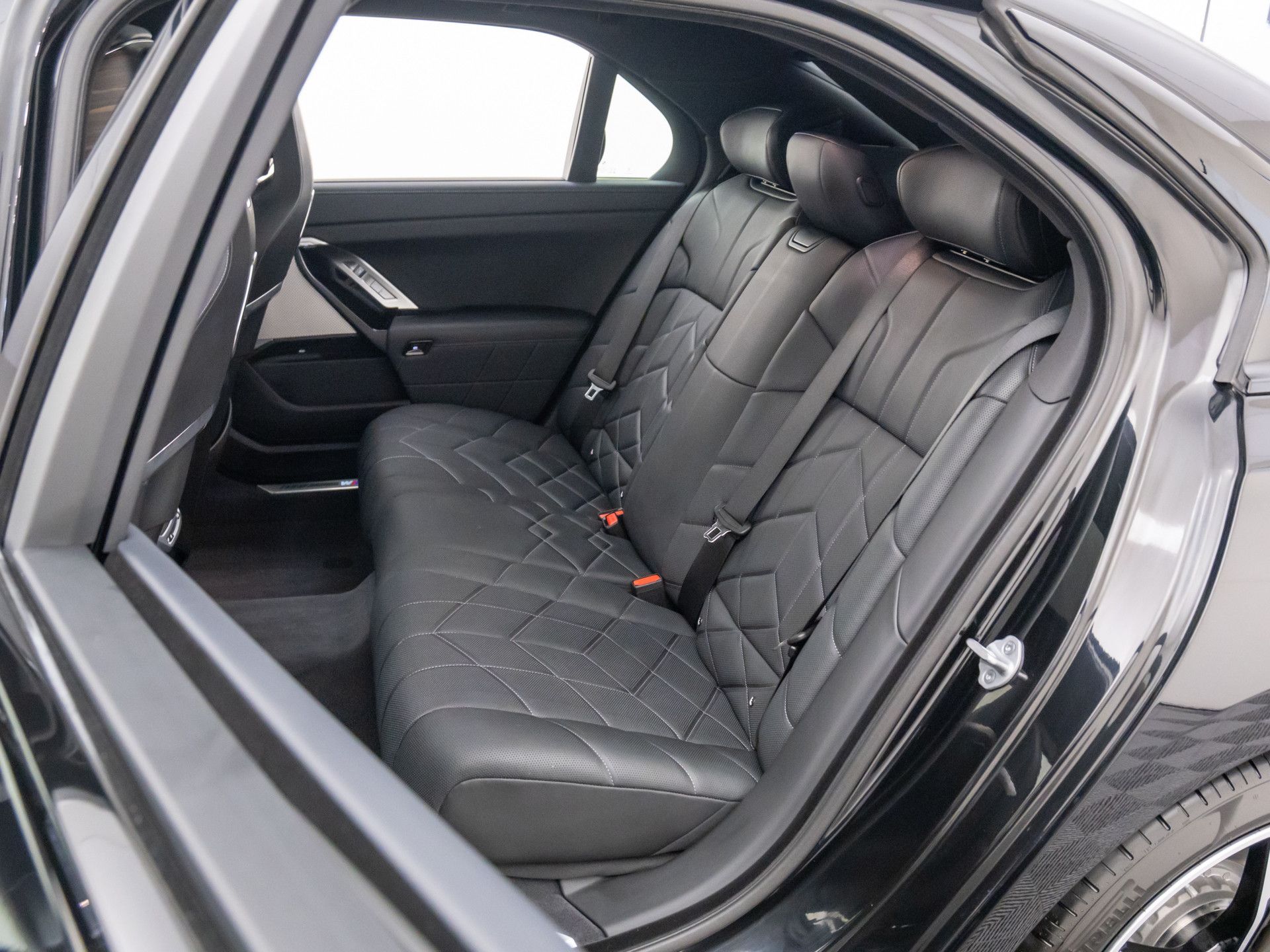 New 2025 Black Sapphire Metallic BMW xDrive60 image 15