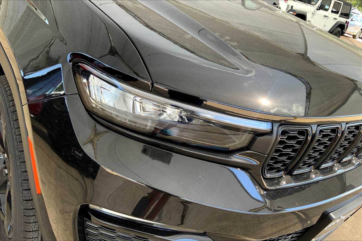 2025 Jeep Grand Cherokee Limited photo 12