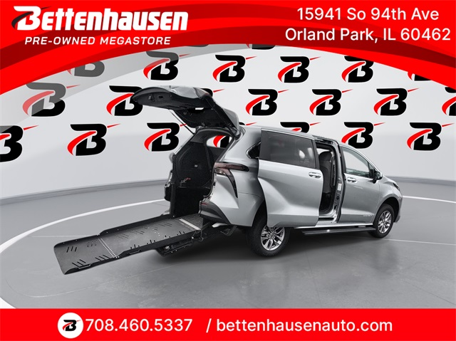 2024 Toyota Sienna LE's photo