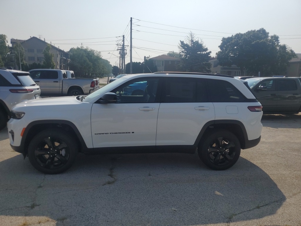 2025 Jeep Grand Cherokee Limited photo 2
