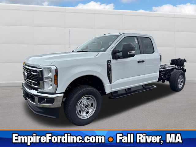 2025 Ford F-350 Super Duty Chassis Cab XL's photo