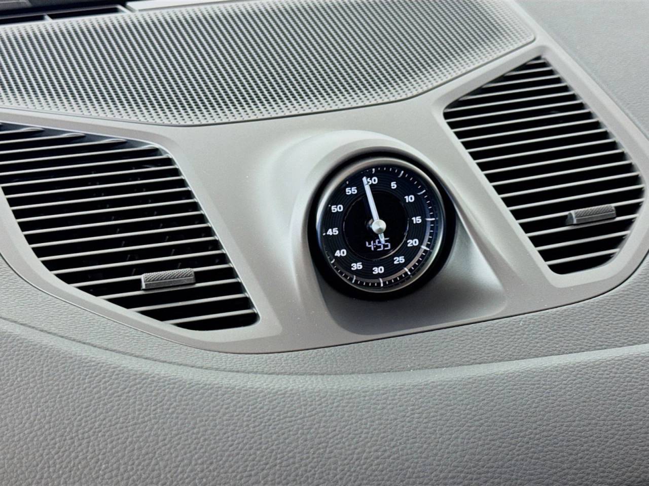 2025 Porsche Cayenne photo 15