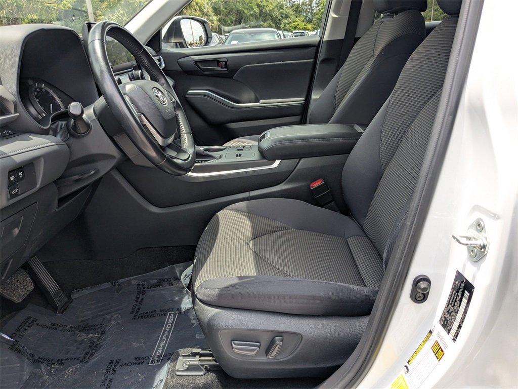 2023 Toyota Highlander LE photo 20