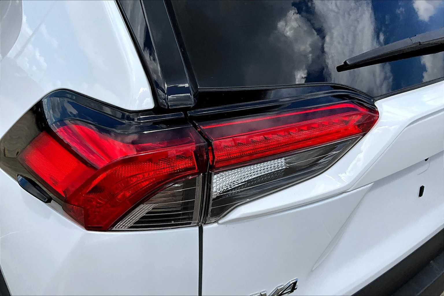 2024 Toyota RAV4 Hybrid XLE photo 17