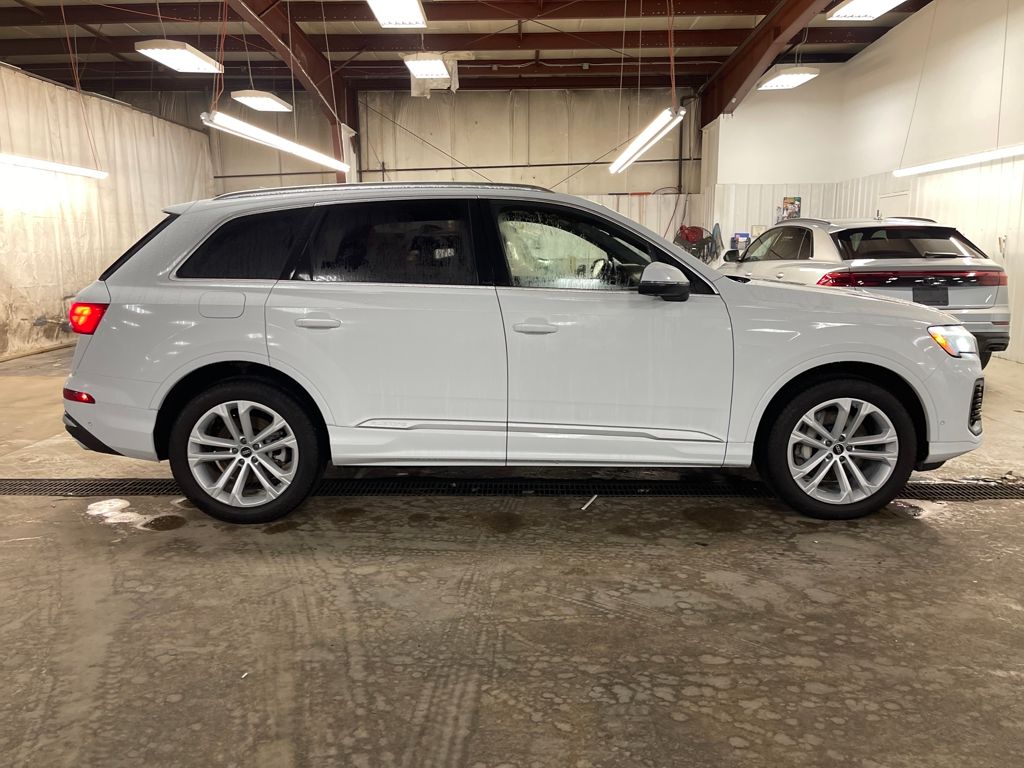 2025 Audi Q7 55 Premium Plus photo 4