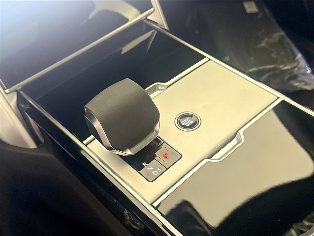 2025 Land Rover Range Rover SE photo 14