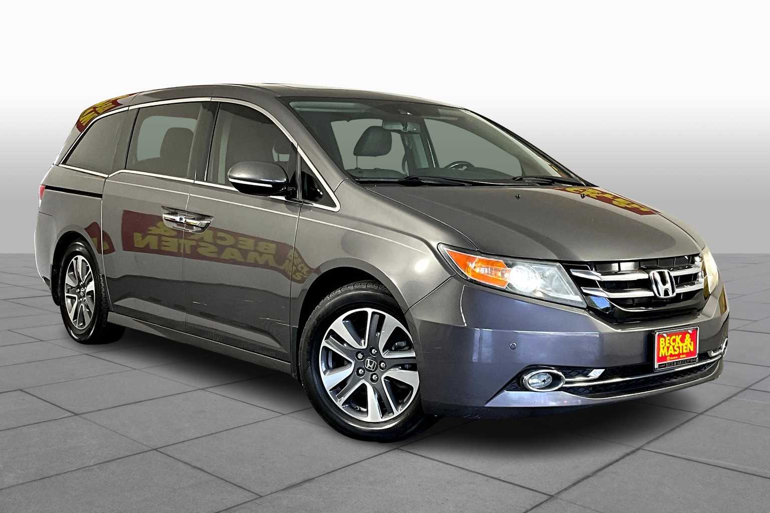 2016 Honda Odyssey Touring Elite photo 2