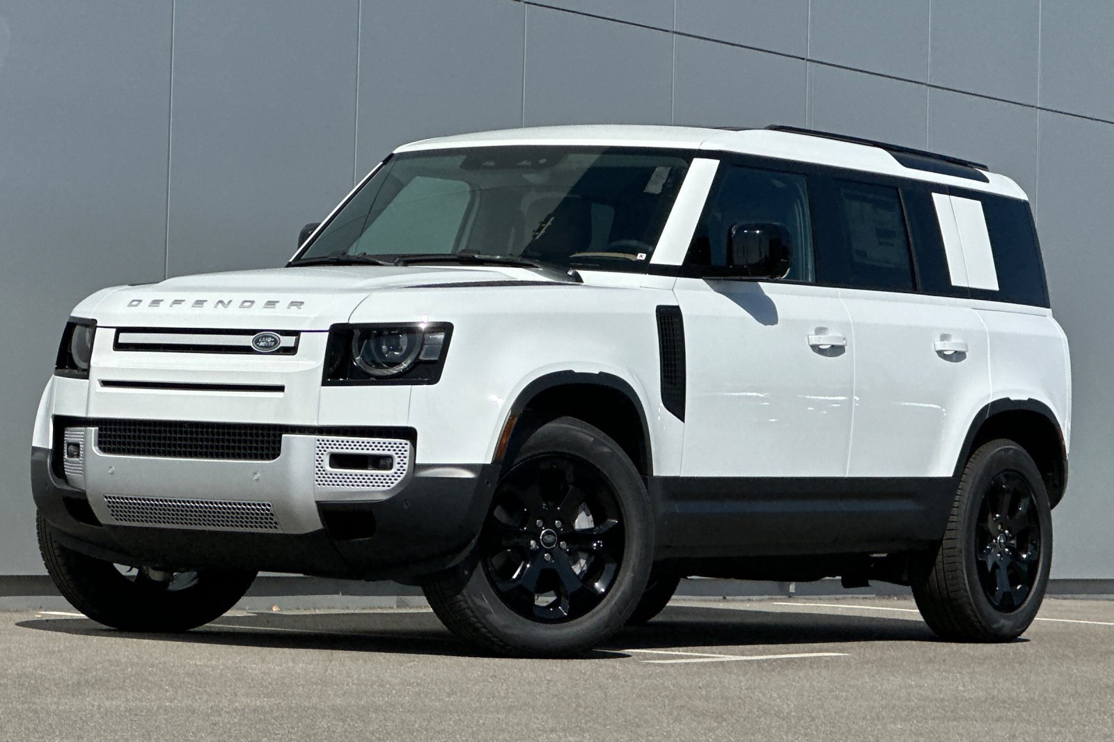 2025 Land Rover Defender S's photo