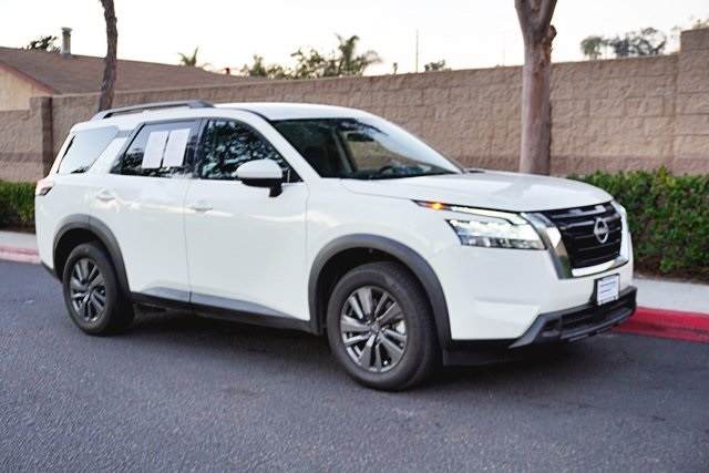 Used 2023 White Nissan SV image 5