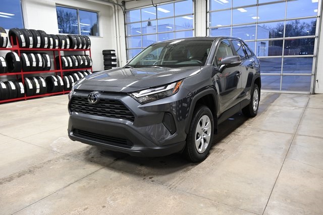2025 Toyota RAV4 LE's photo