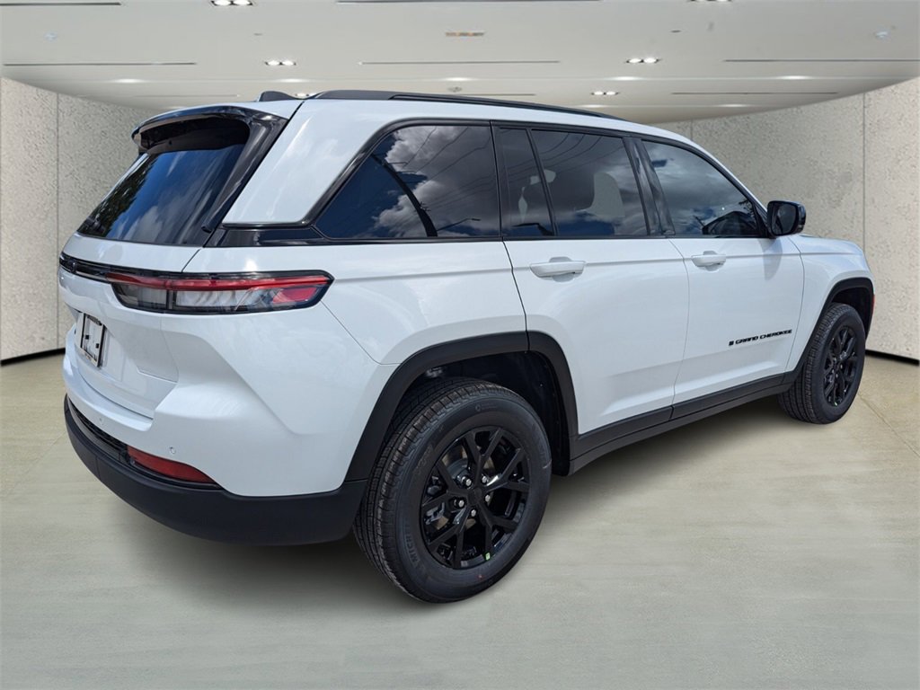 2025 Jeep Grand Cherokee Altitude photo 2