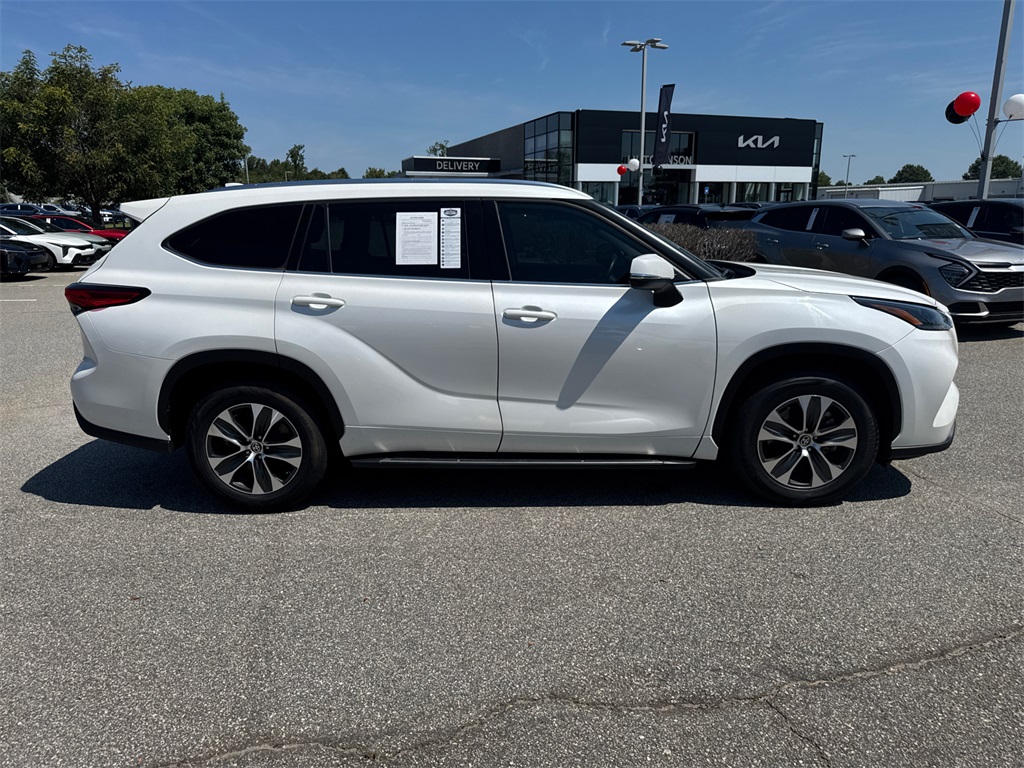 2021 Toyota Highlander XLE photo 2