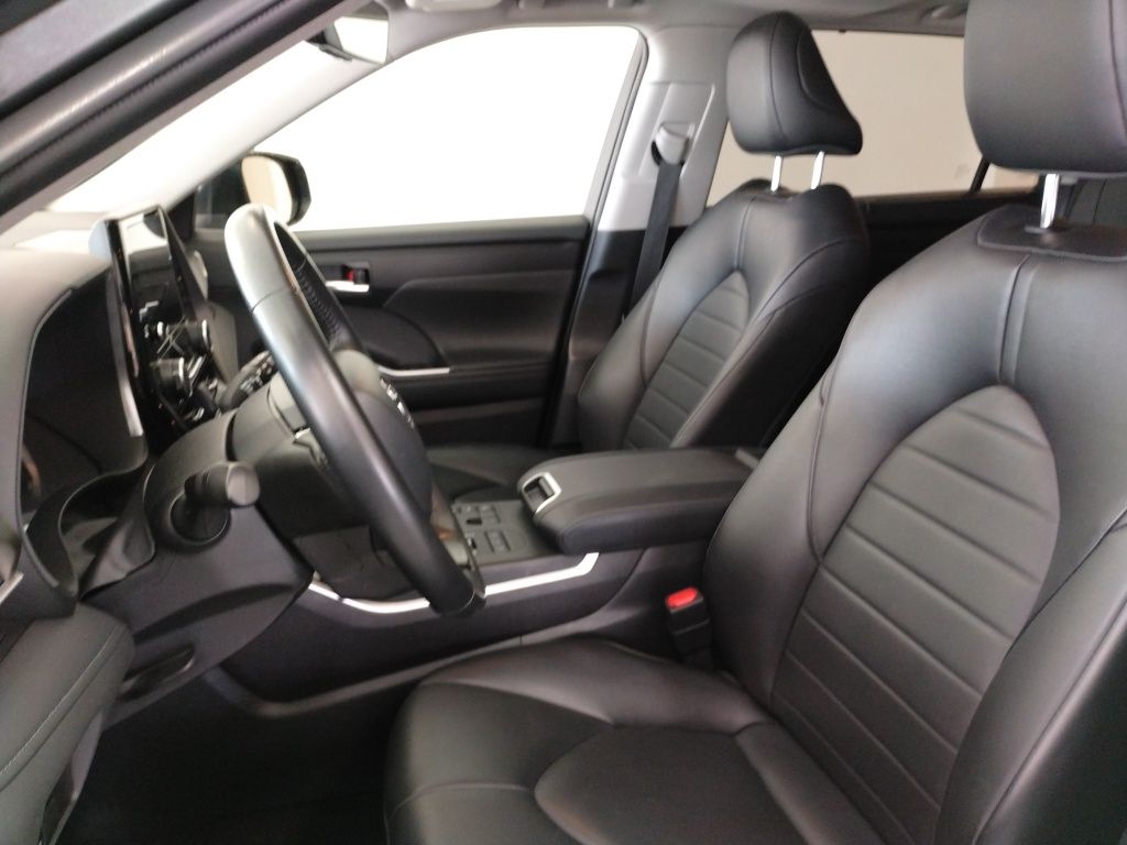 2024 Toyota Highlander XLE photo 19