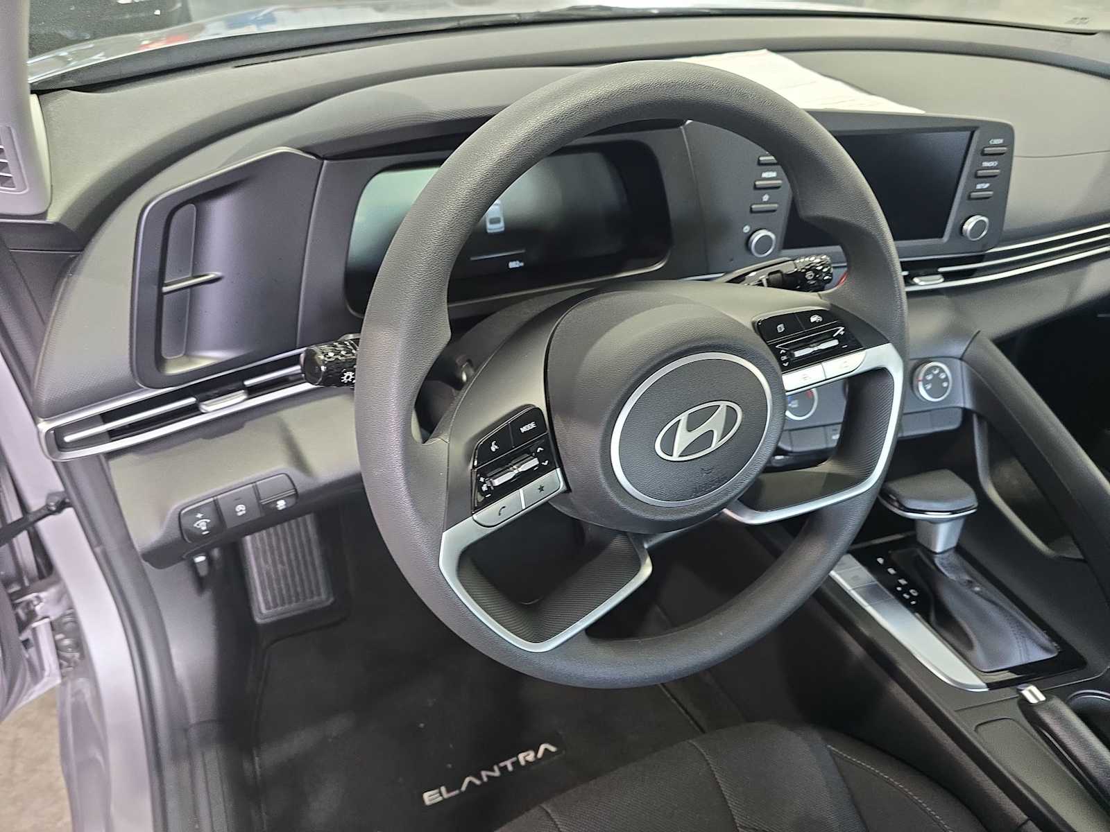 2025 Hyundai Elantra SE photo 20