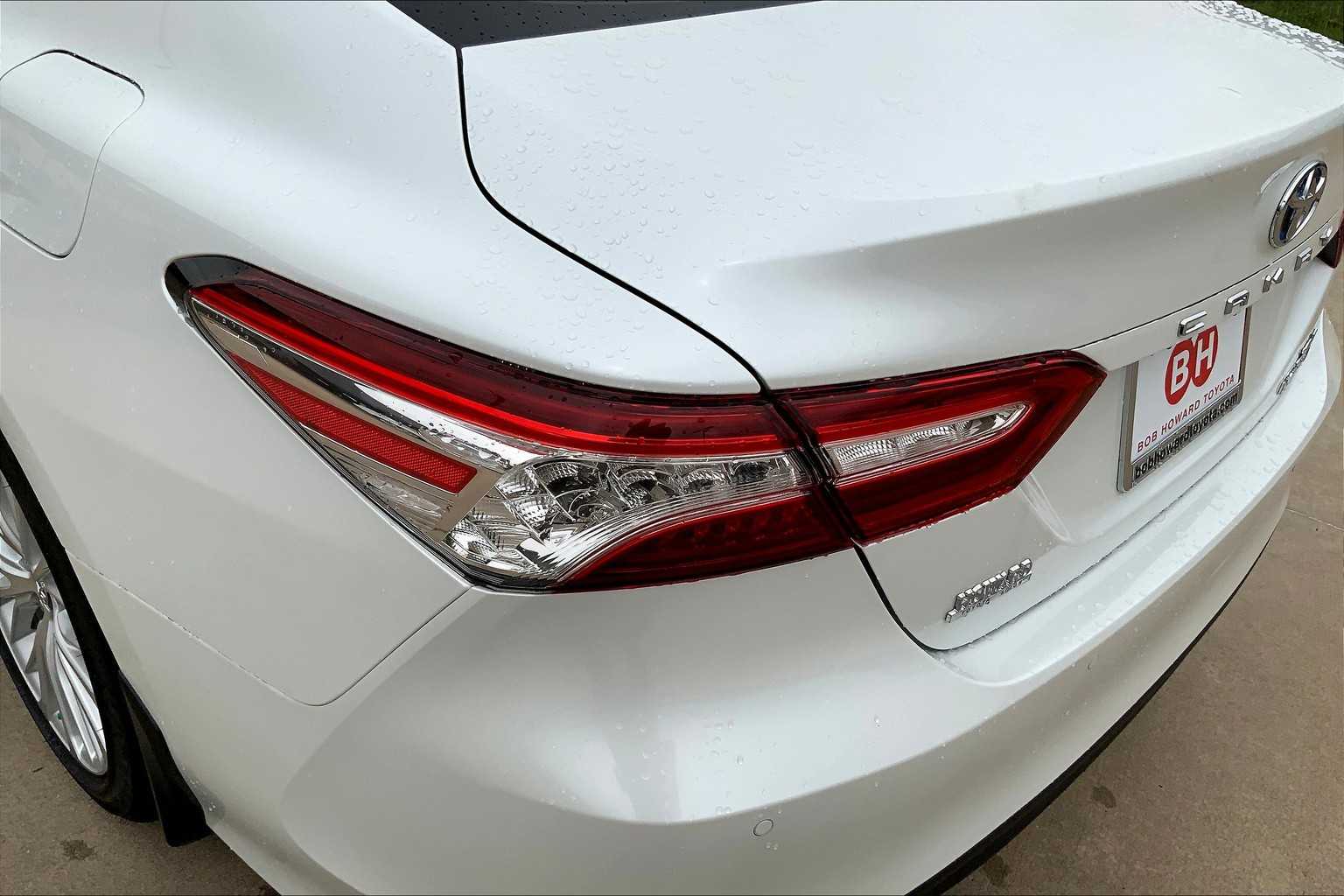 2018 Toyota Camry Hybrid XLE photo 24