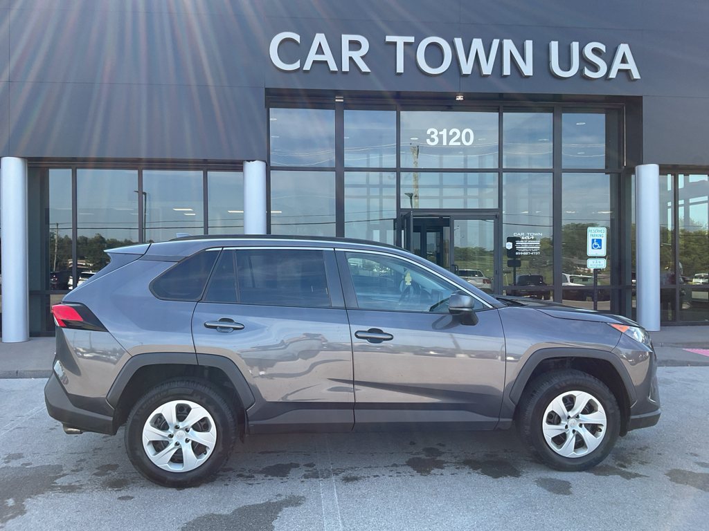 2019 Toyota RAV4 LE photo 9
