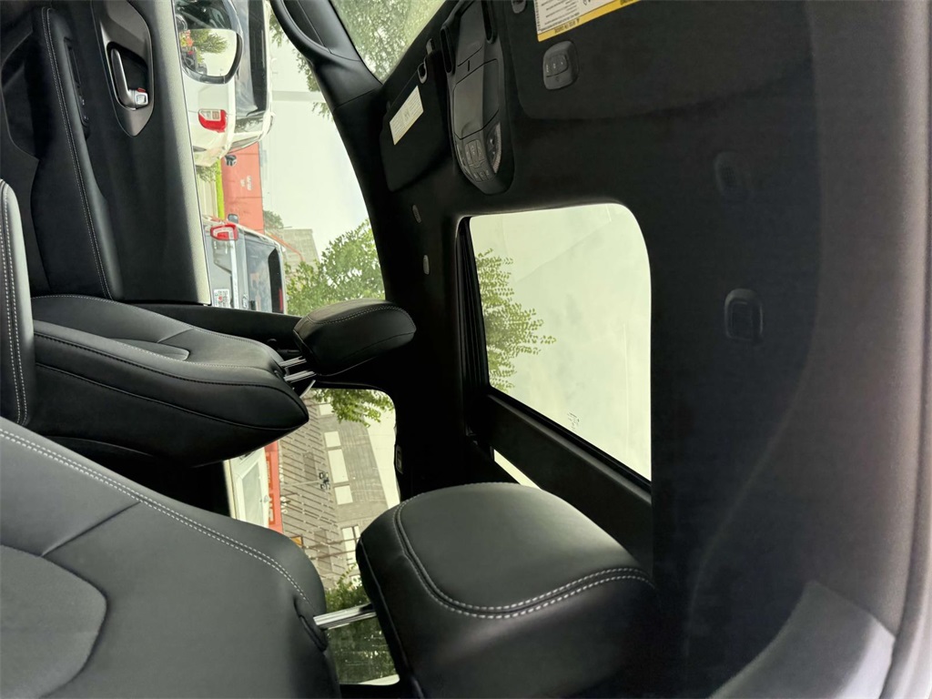 2025 Chrysler Pacifica photo 4