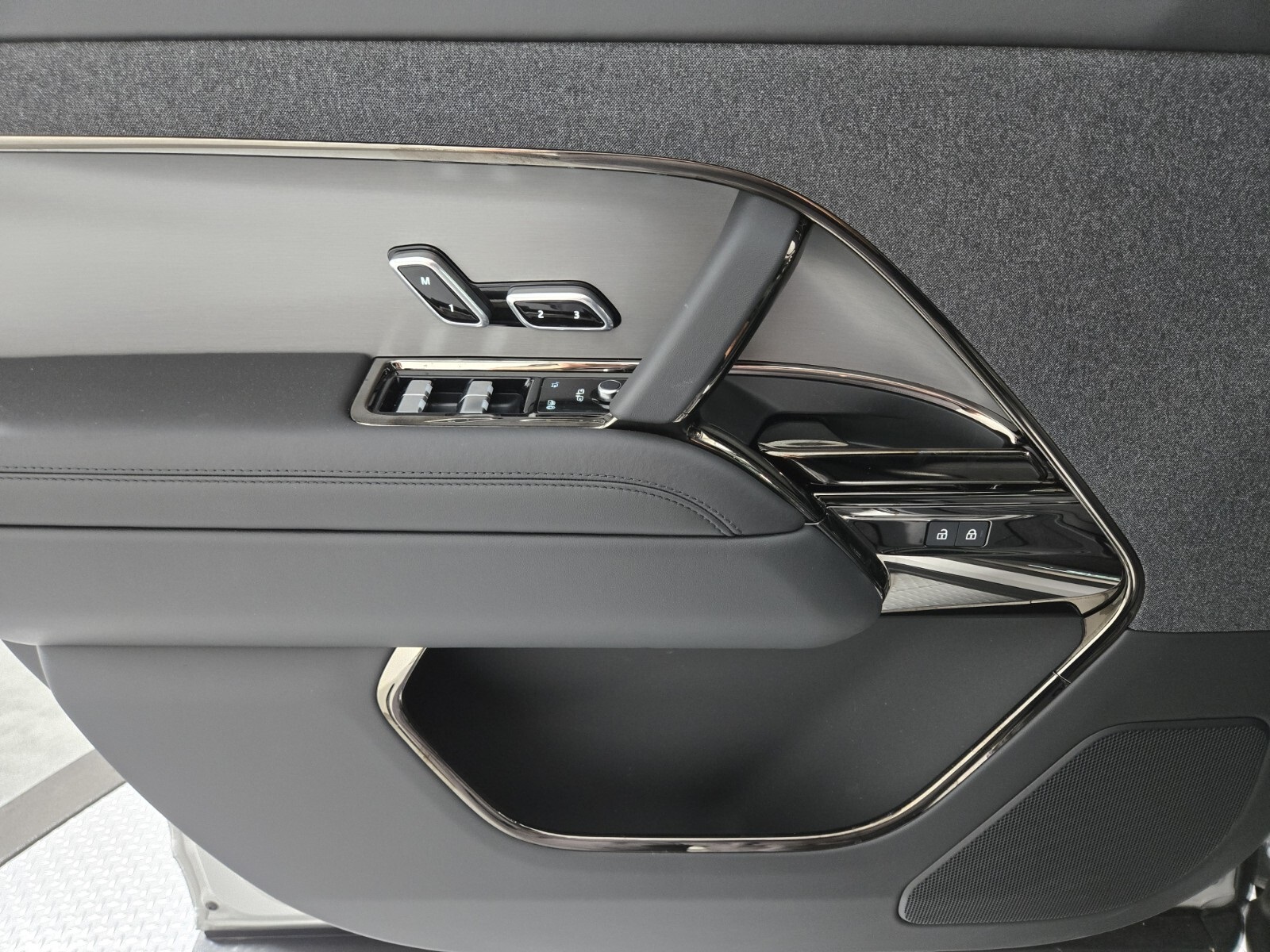 2025 Land Rover Range Rover Sport SE photo 19