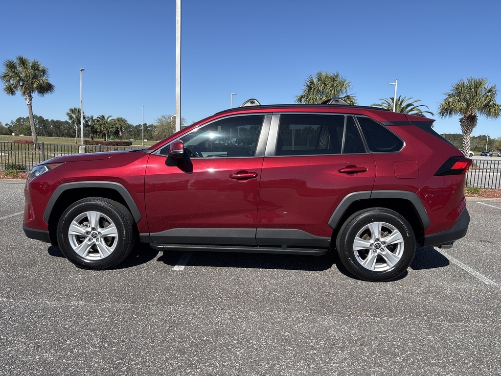 2021 Toyota RAV4 XLE photo 2