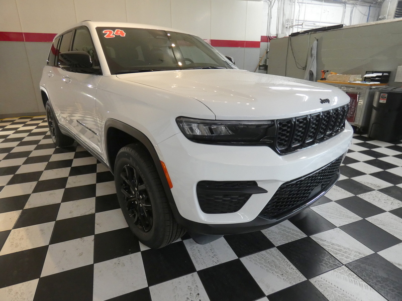 2024 Jeep Grand Cherokee Altitude photo 3