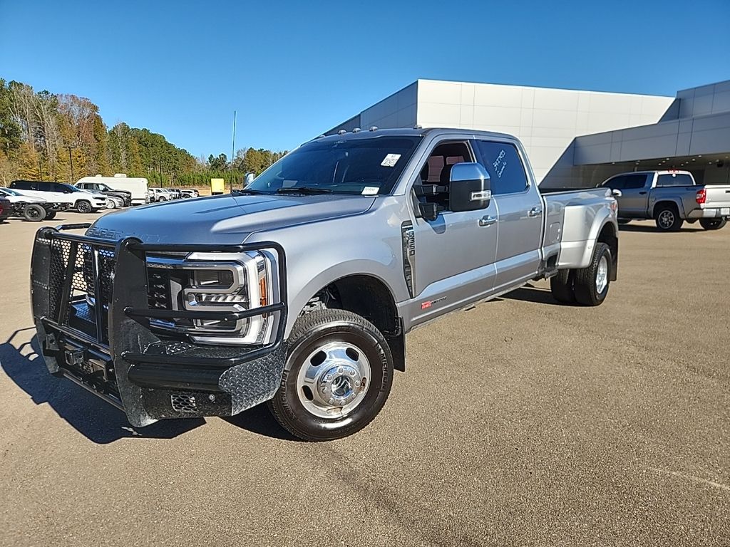 2024 Ford F-350 Super Duty Platinum's photo