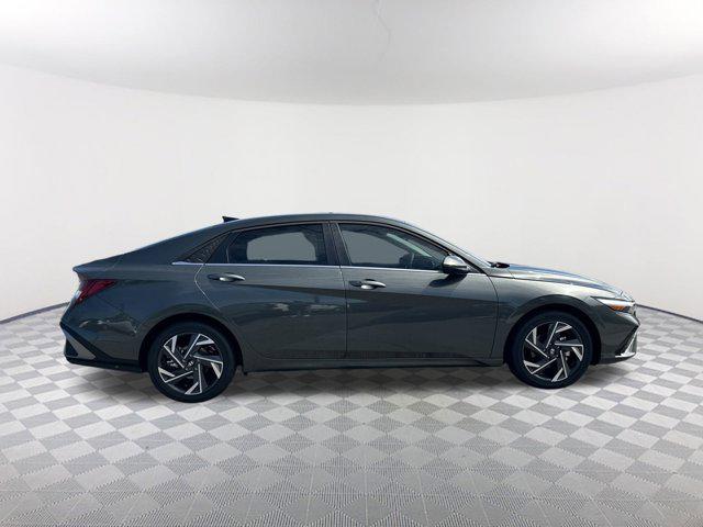 2025 Hyundai Elantra SEL Convenience photo 3