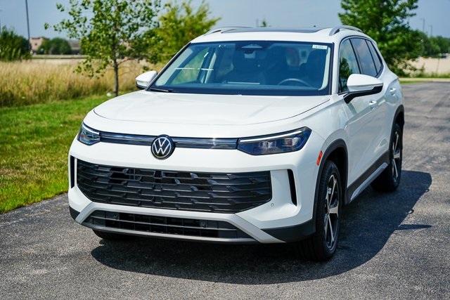 2025 Volkswagen Tiguan SE photo 3