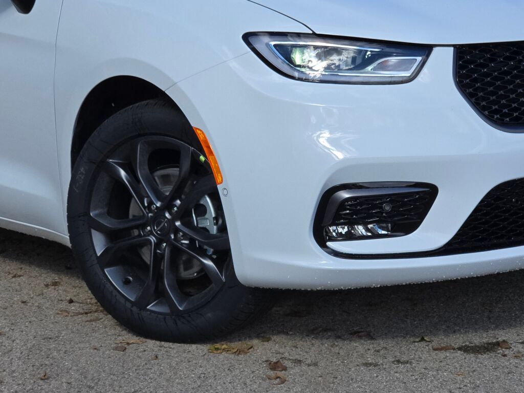 2026 Chrysler Pacifica photo 2