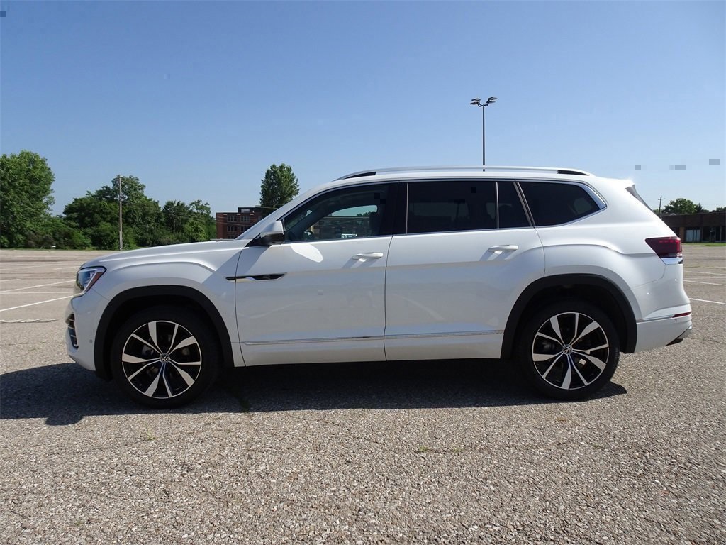 2024 Volkswagen Atlas SEL Premium R-Line photo 2