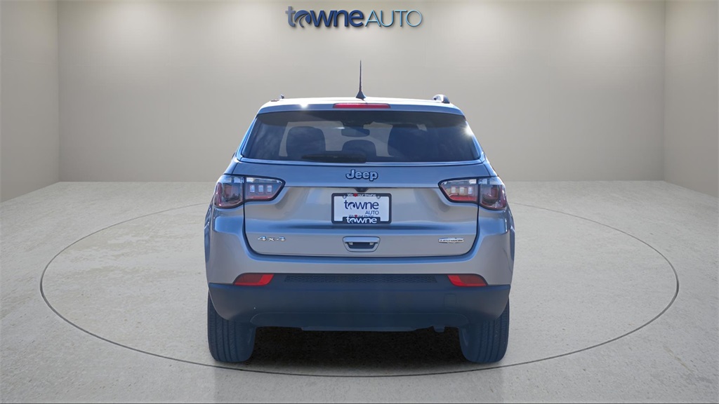 2022 Jeep Compass Latitude Lux photo 4