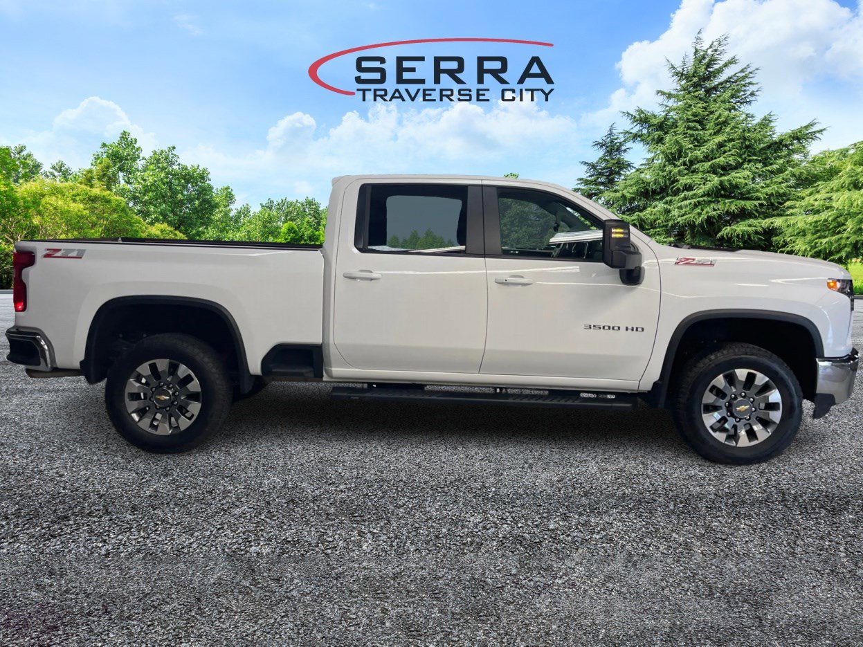 2023 Chevrolet Silverado 3500HD LT photo 4