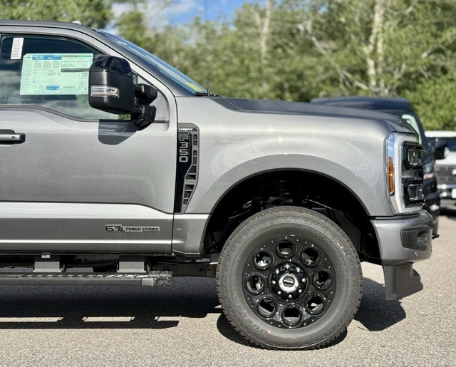 2025 Ford F-350 Lariat photo 2
