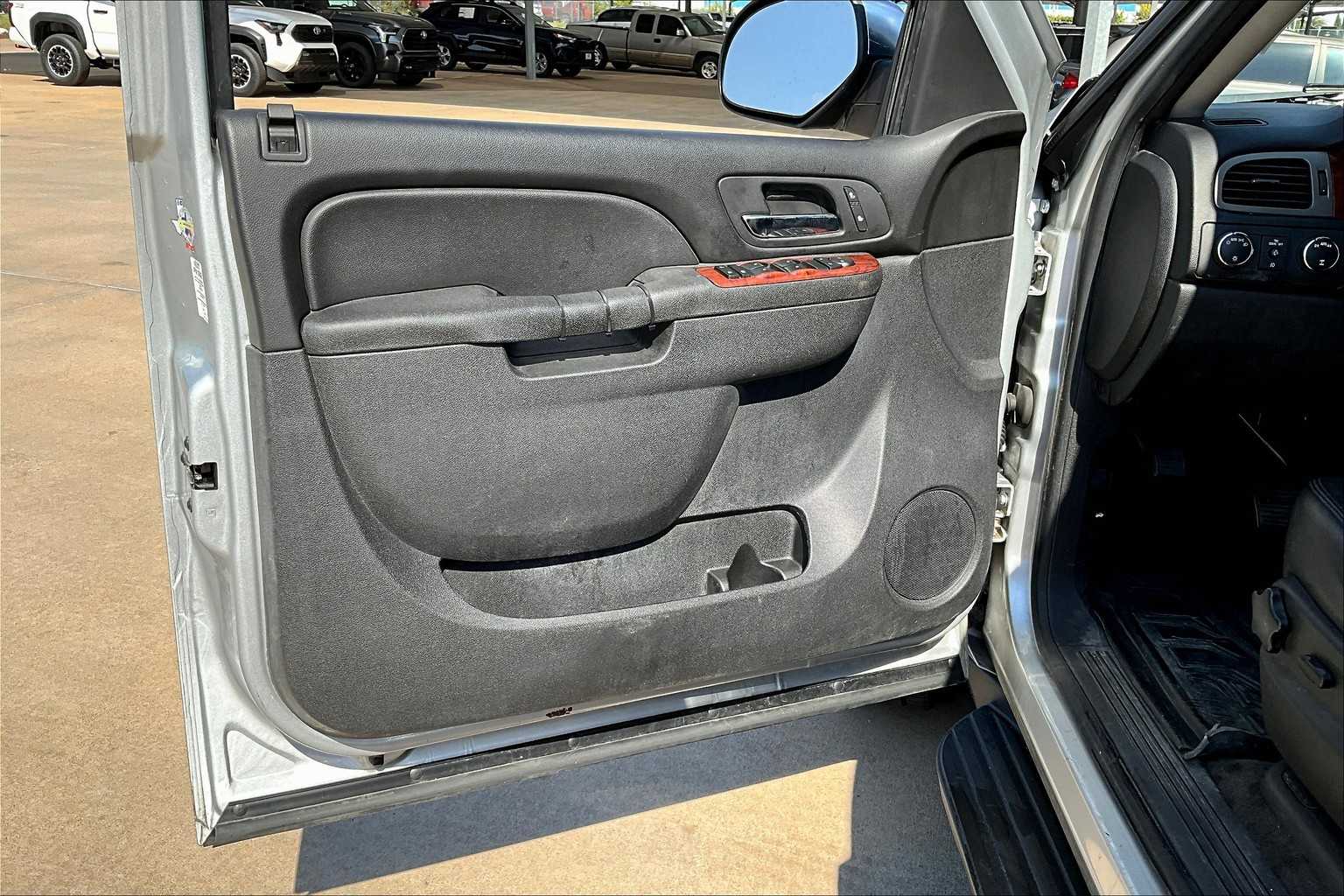 2012 Chevrolet Suburban LT photo 22