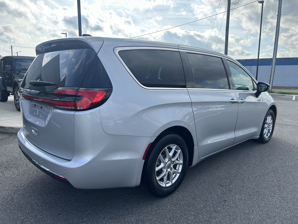 2024 Chrysler Pacifica Touring L photo 3