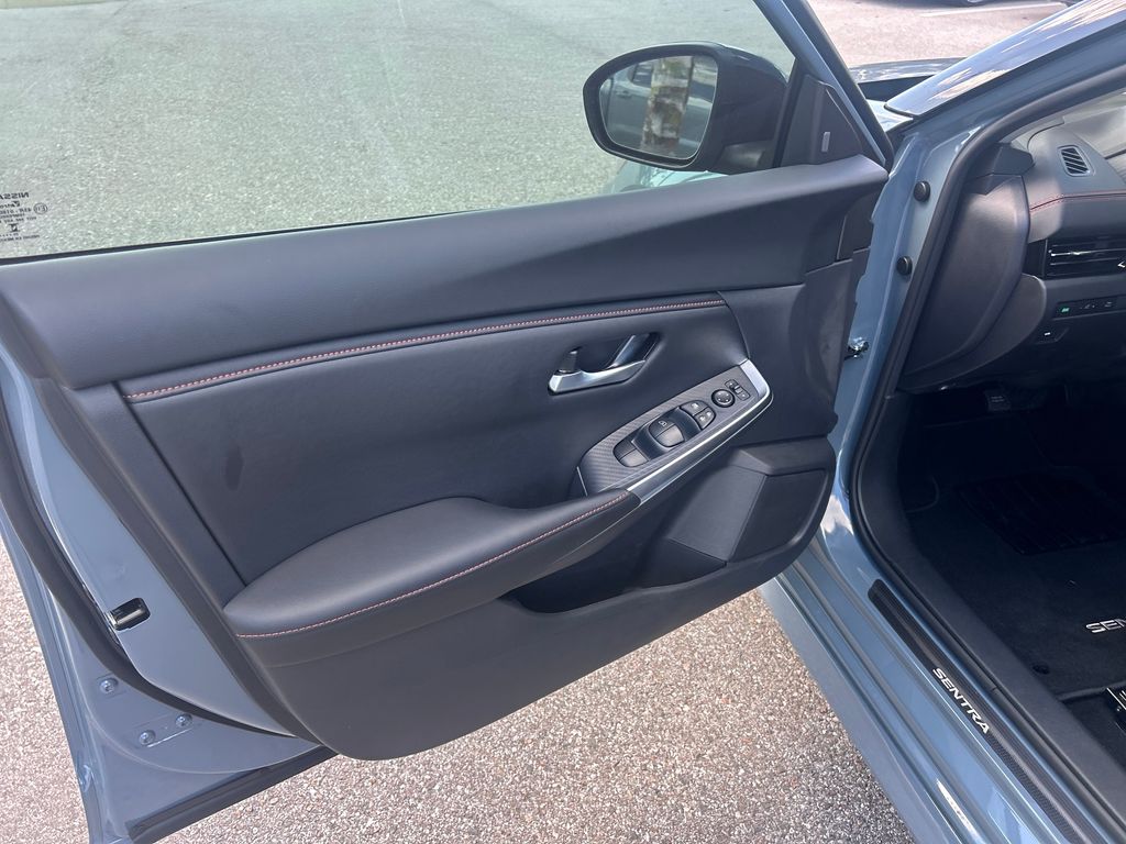 2025 Nissan Sentra SR photo 12