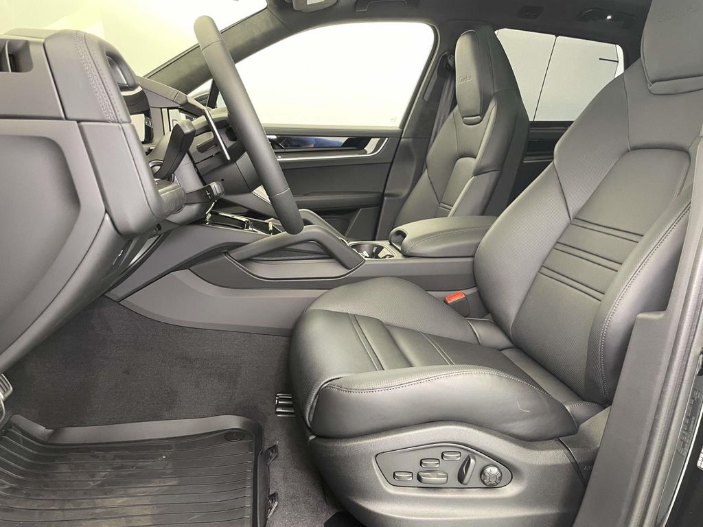 2025 Porsche Cayenne Turbo E-Hybrid photo 5