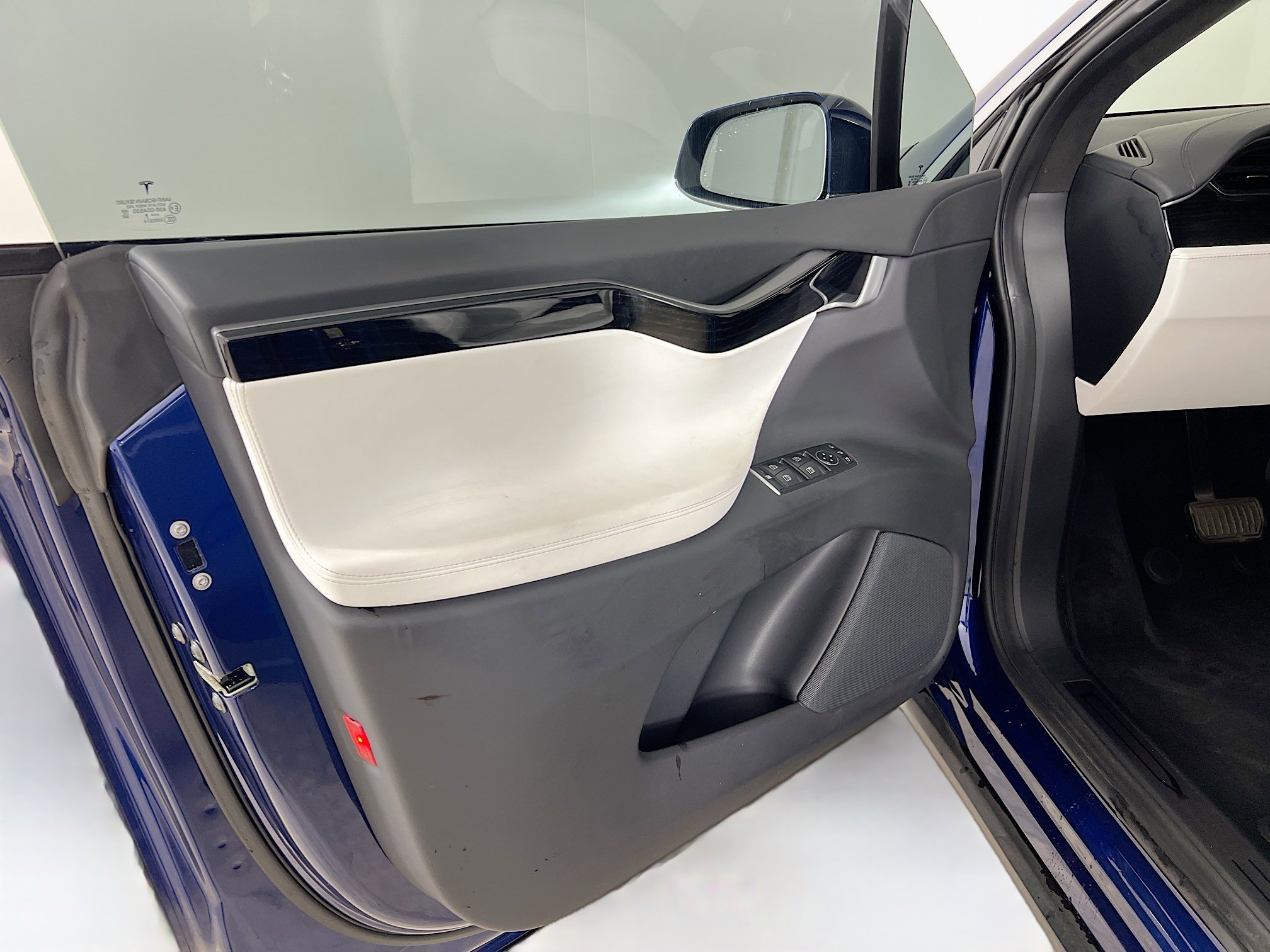 2019 Tesla Model X 75D photo 16