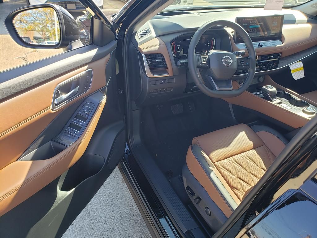 2026 Nissan Rogue Platinum photo 2