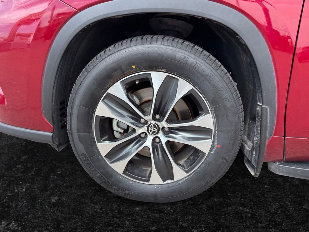2021 Toyota Highlander XLE photo 22