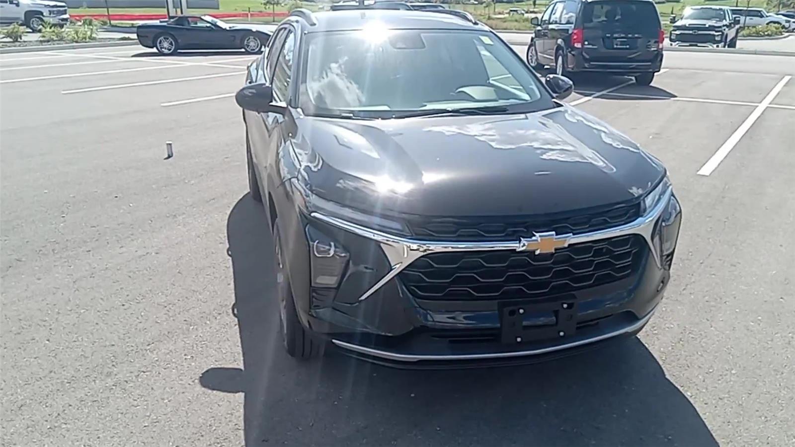 2025 Chevrolet Trax LT photo 2