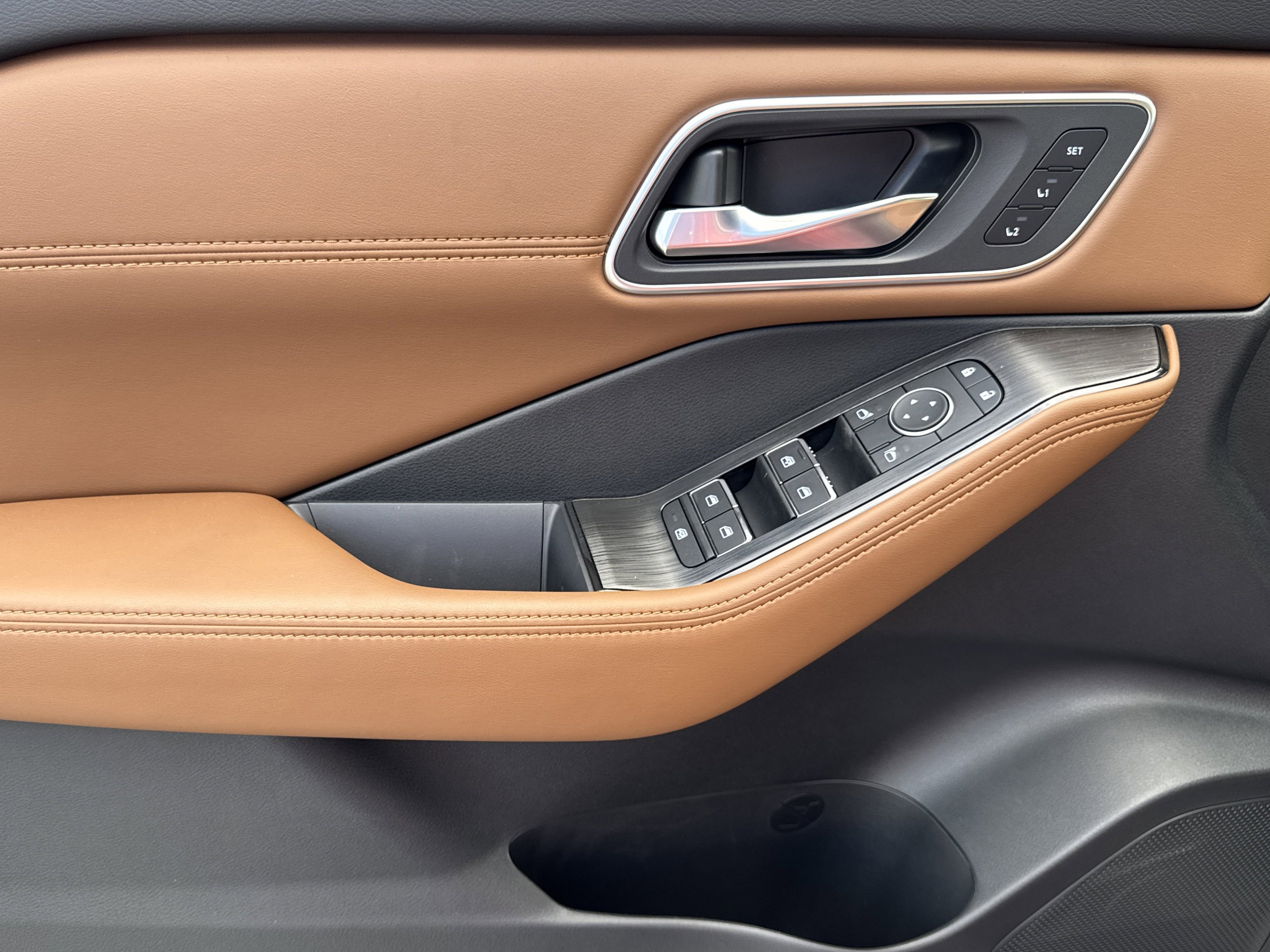 2026 Nissan Rogue Platinum photo 2