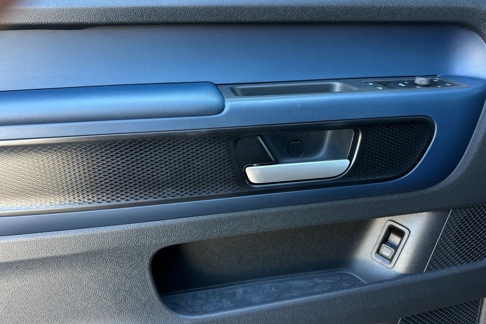 2025 Volkswagen ID. Buzz Pro S photo 9