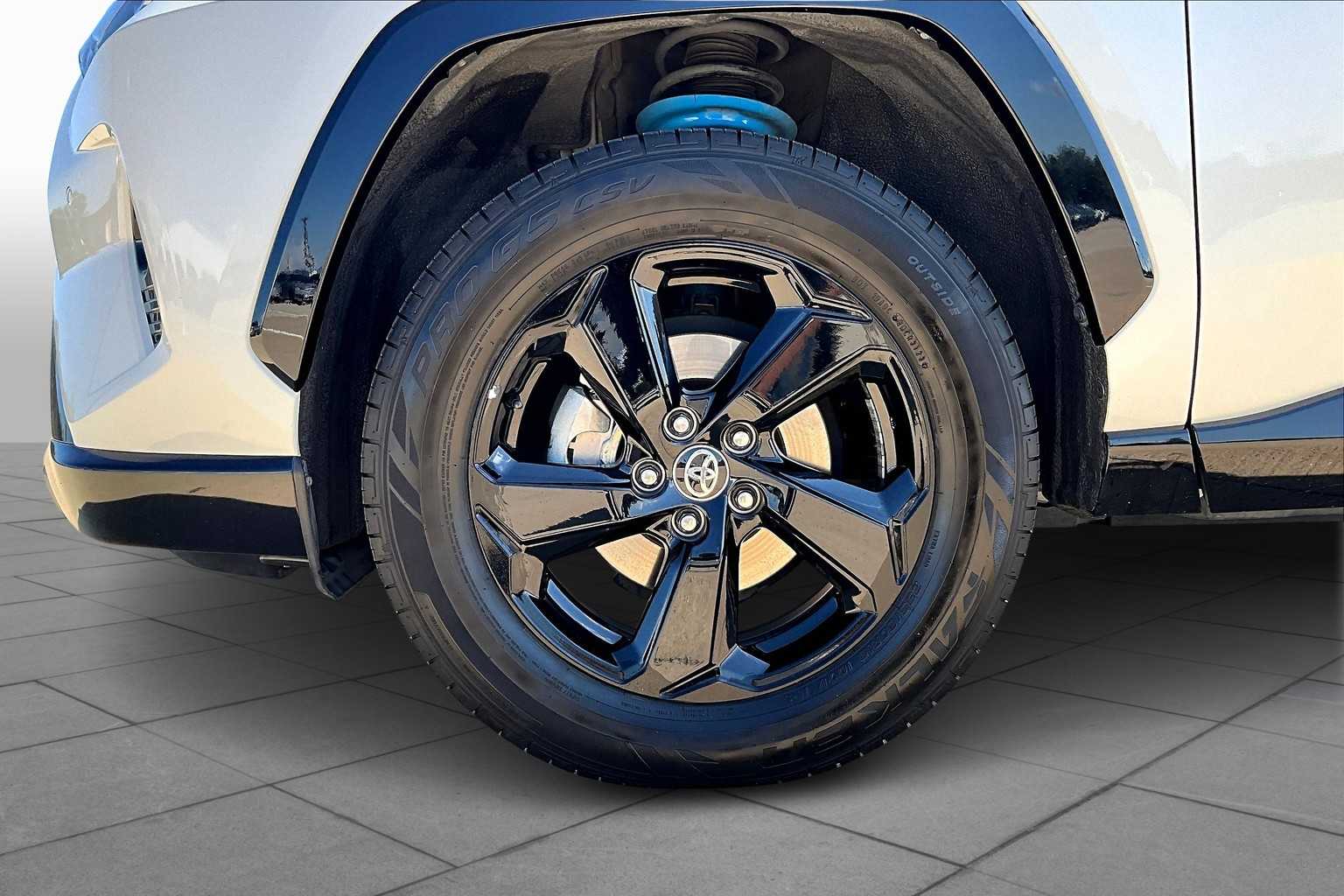 2021 Toyota RAV4 Hybrid XSE photo 9