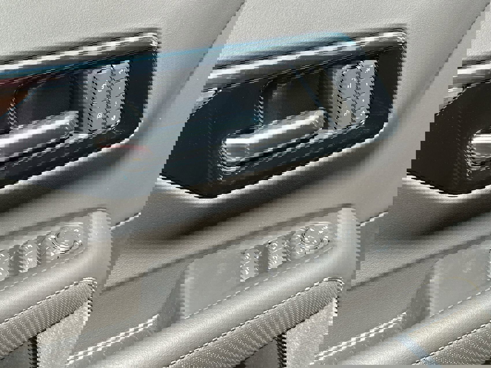 2025 Chevrolet Suburban Premier photo 13