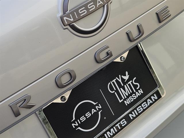 2024 Nissan Rogue SV photo 3