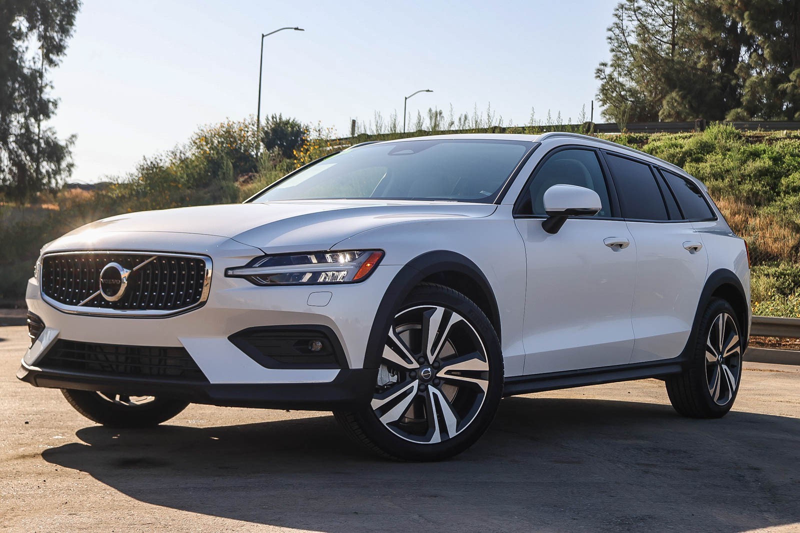 2024 Volvo V60 Cross Country Plus's photo